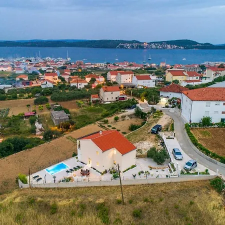 Villa West *